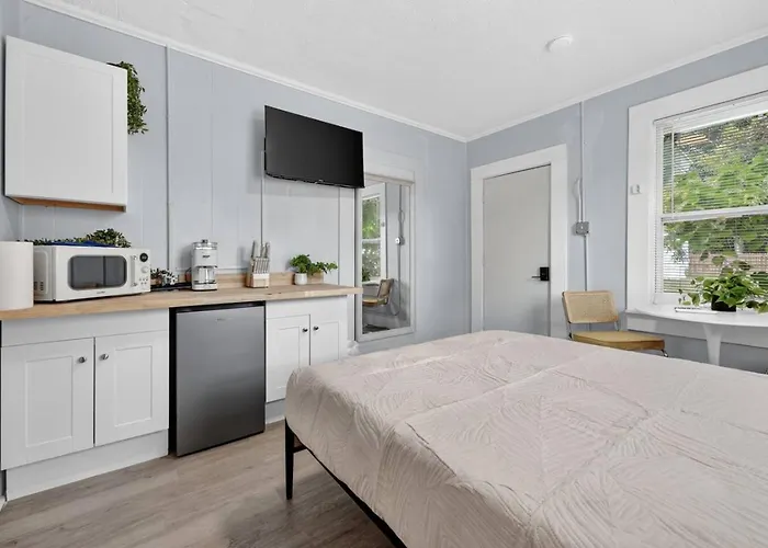 Unit 13 Cute Small Near Downtown *