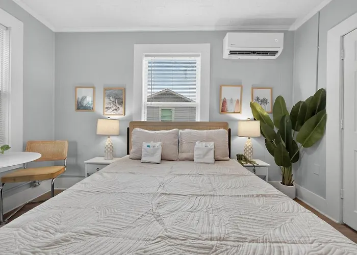Unit 13 Cute Small Near Downtown Pensacola